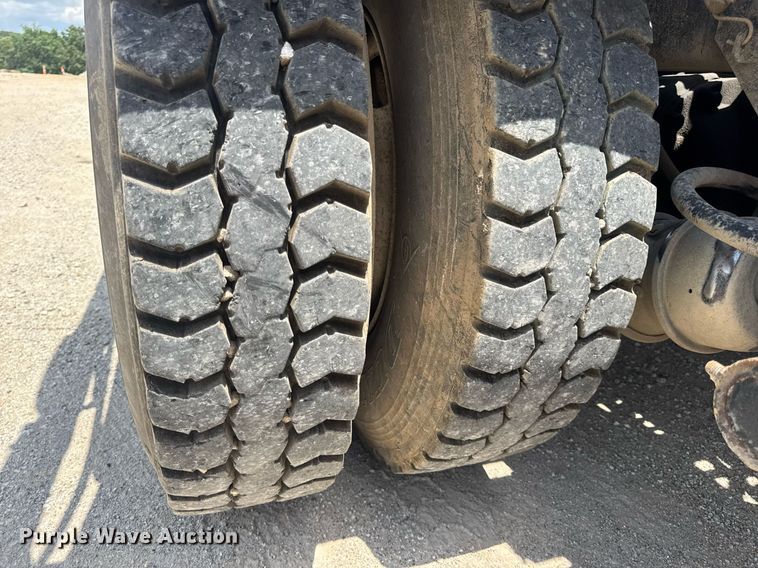 image for item EN4565 2010 International 7400 roll-off container truck