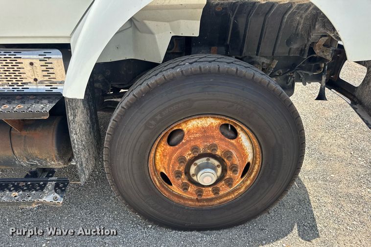 image for item EN4565 2010 International 7400 roll-off container truck