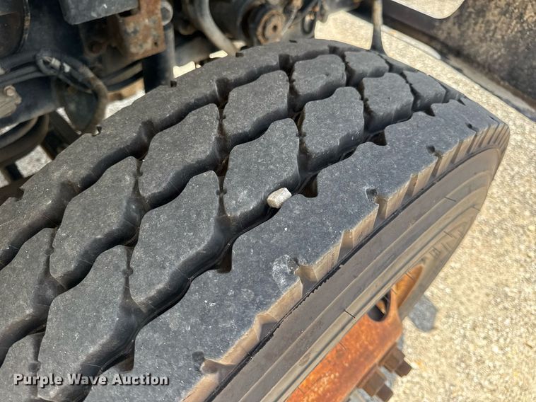 image for item EN4565 2010 International 7400 roll-off container truck