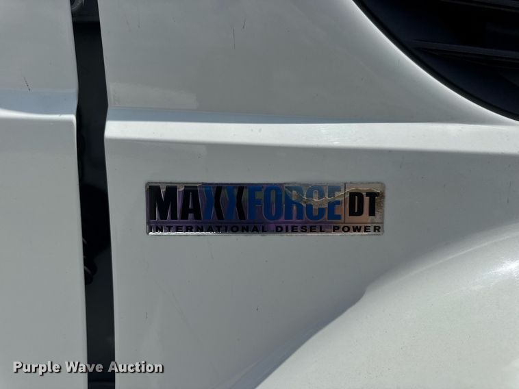 image for item EN4565 2010 International 7400 roll-off container truck