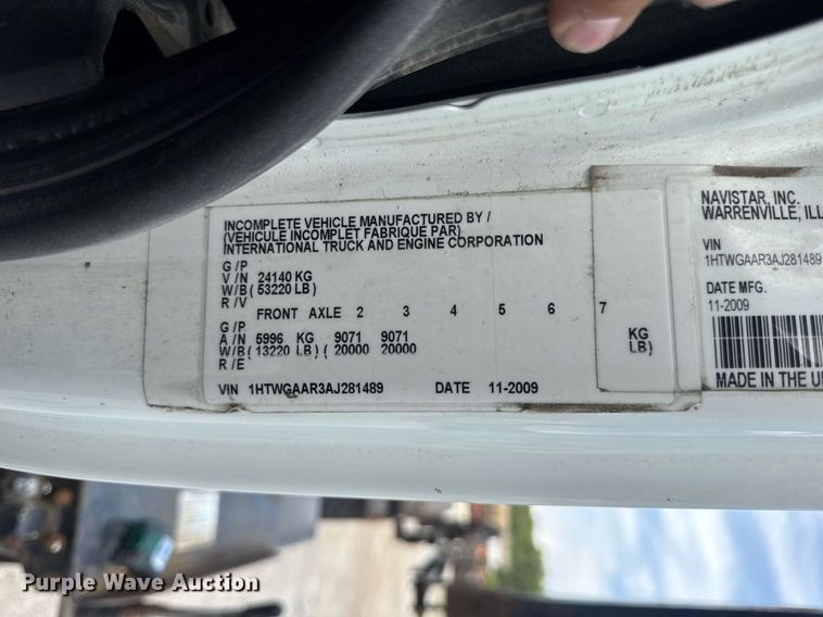 image for item EN4565 2010 International 7400 roll-off container truck