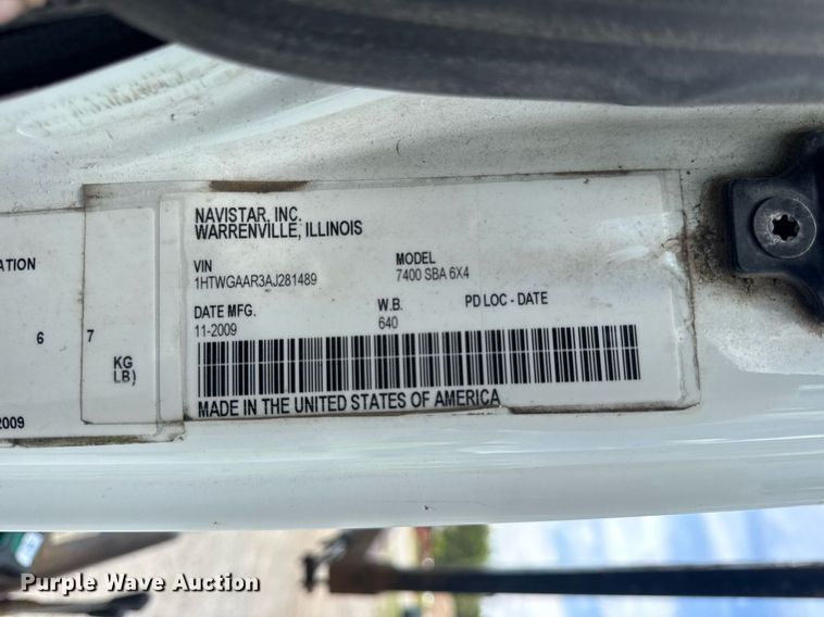 image for item EN4565 2010 International 7400 roll-off container truck