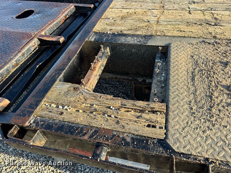 image for item EN4566 2016 Big Tex 22GN-25BK+5MR equipment trailer