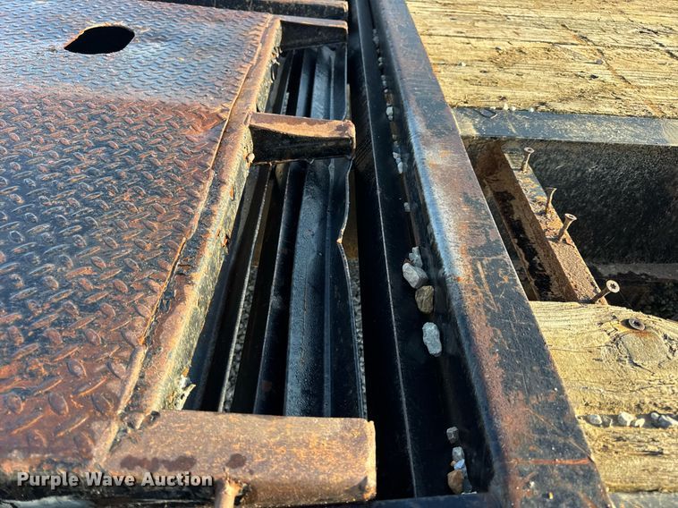 image for item EN4566 2016 Big Tex 22GN-25BK+5MR equipment trailer