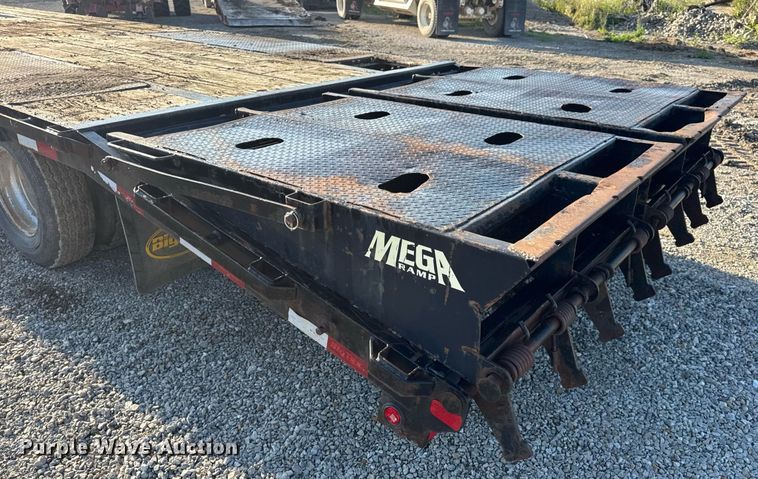 image for item EN4566 2016 Big Tex 22GN-25BK+5MR equipment trailer