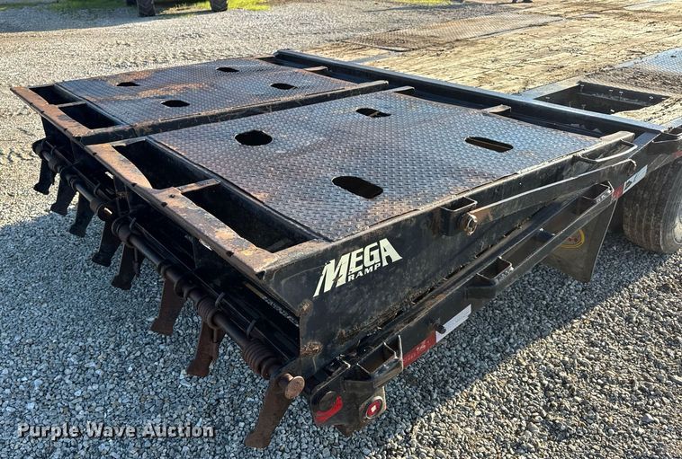 image for item EN4566 2016 Big Tex 22GN-25BK+5MR equipment trailer