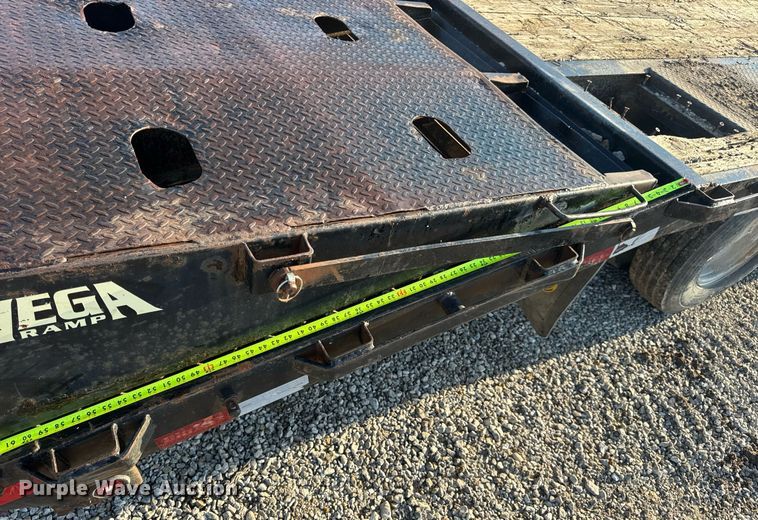 image for item EN4566 2016 Big Tex 22GN-25BK+5MR equipment trailer