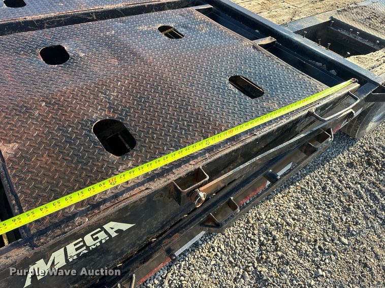 image for item EN4566 2016 Big Tex 22GN-25BK+5MR equipment trailer