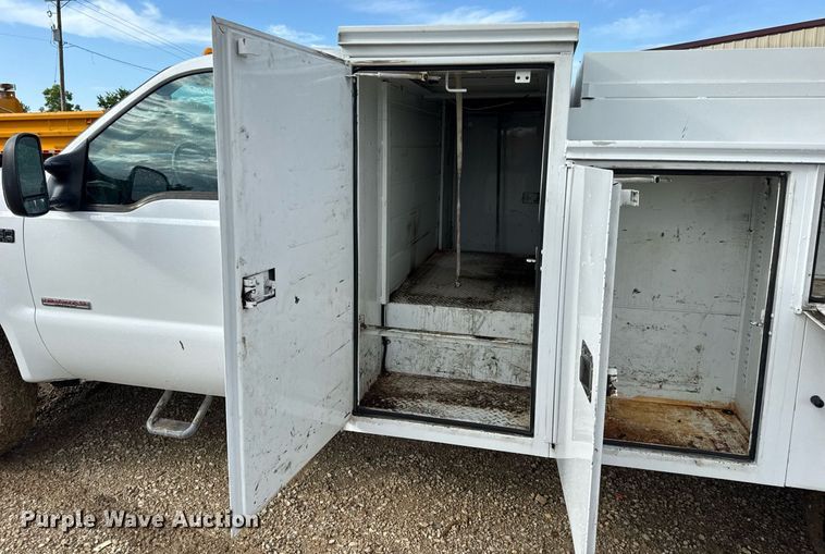 image for item EN4586 2003 Ford F450 Super Duty XL utility / service truck