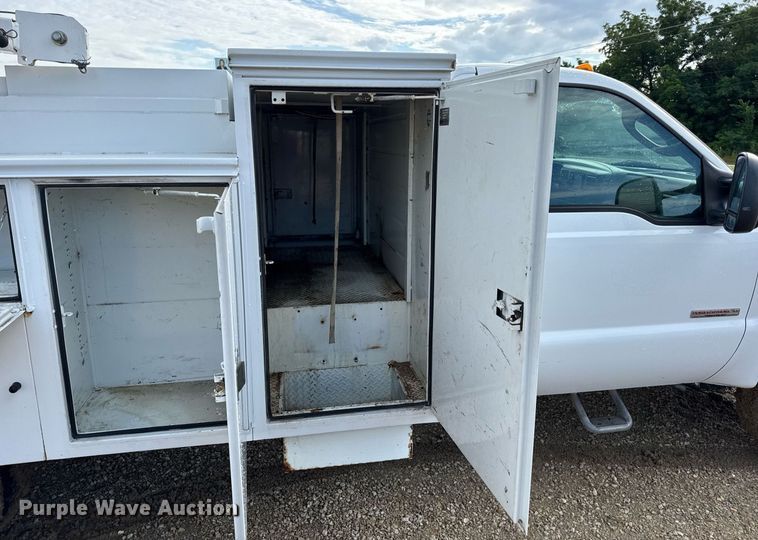 image for item EN4586 2003 Ford F450 Super Duty XL utility / service truck