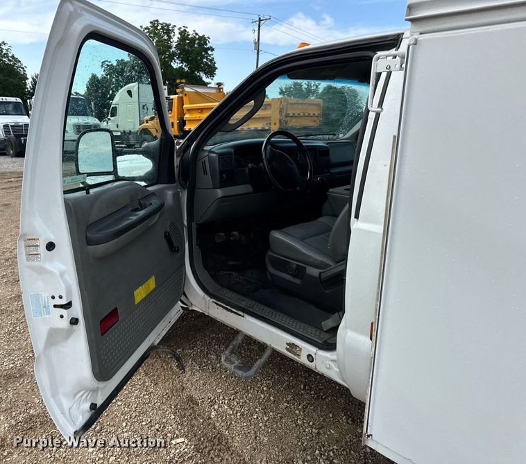 image for item EN4586 2003 Ford F450 Super Duty XL utility / service truck