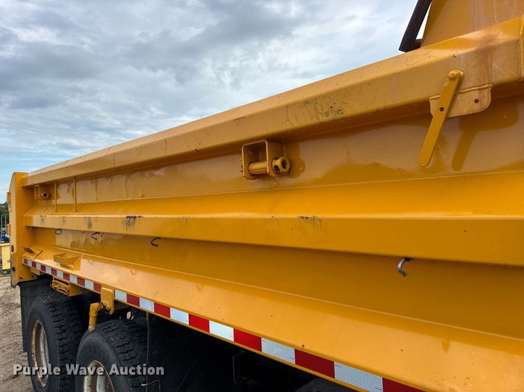 image for item EN4587 2009 International 7500 WorkStar dump truck