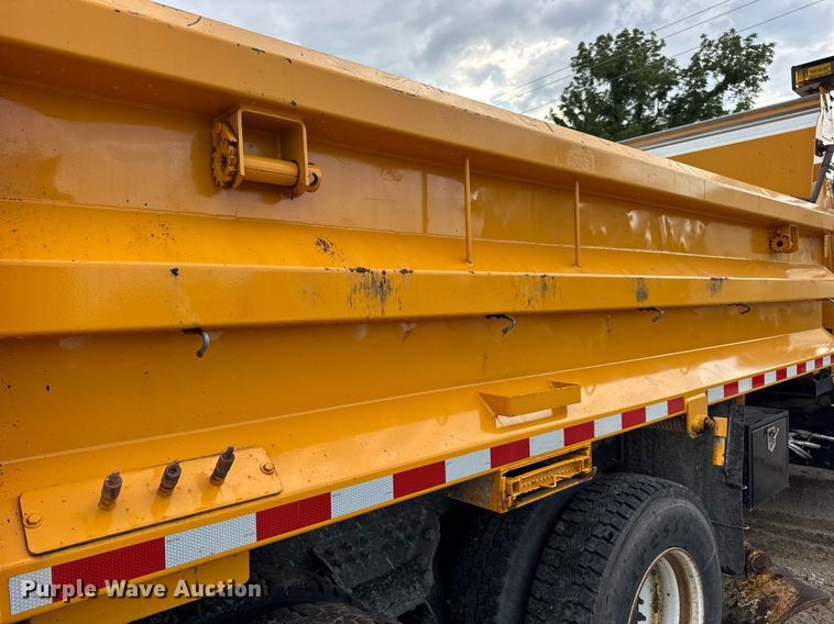 image for item EN4587 2009 International 7500 WorkStar dump truck