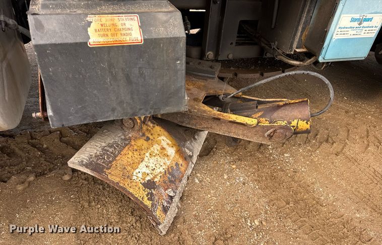 image for item EN4587 2009 International 7500 WorkStar dump truck