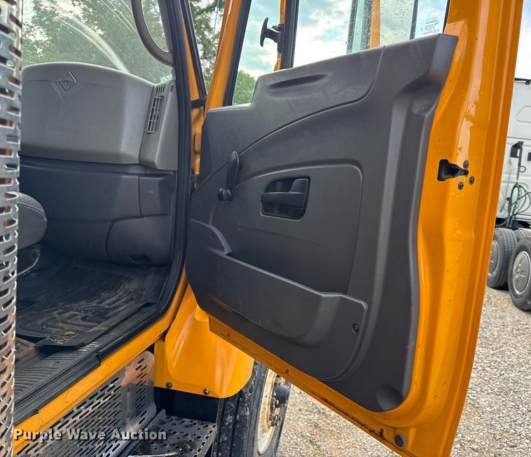 image for item EN4587 2009 International 7500 WorkStar dump truck