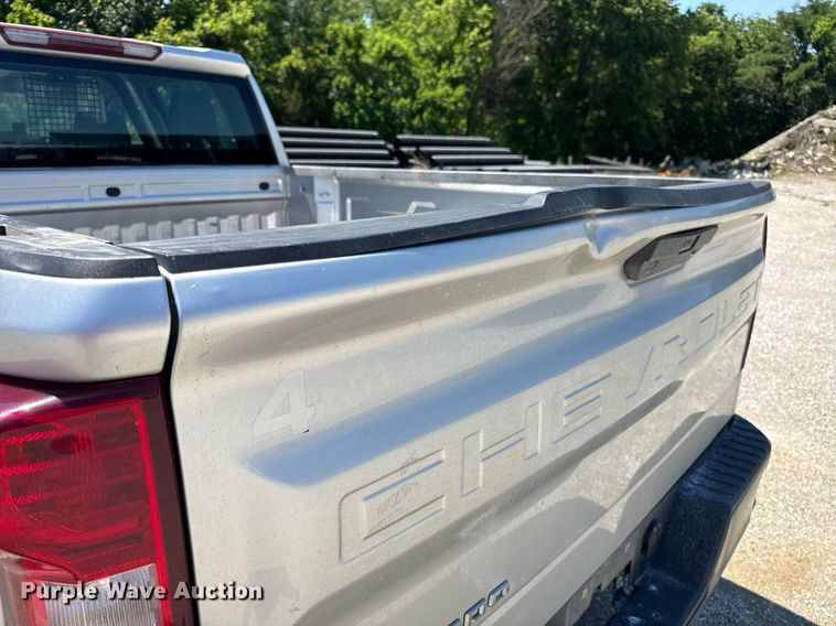 image for item EN4603 2020 Chevrolet  Silverado 1500 Crew Cab pickup truck