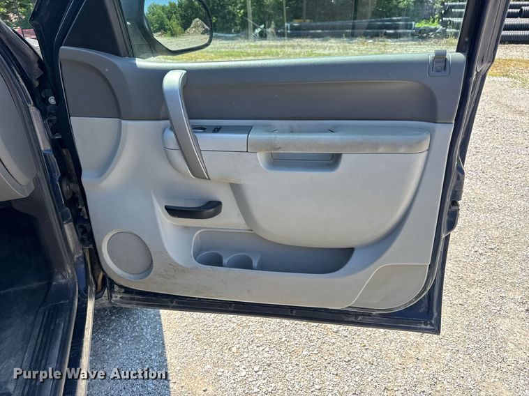 image for item EN4604 2011 Chevrolet  Silverado 1500 Ext. Cab pickup truck