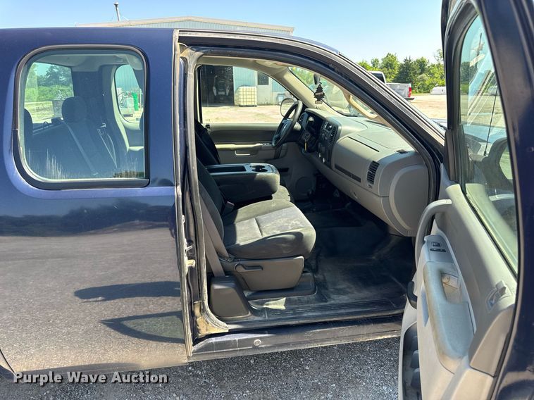 image for item EN4604 2011 Chevrolet  Silverado 1500 Ext. Cab pickup truck