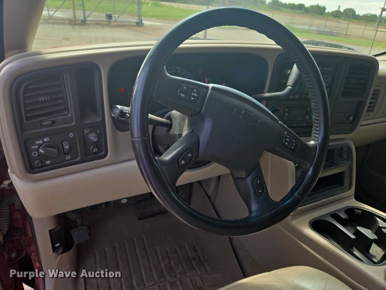 image for item EN8149 2005 Chevrolet Suburban 1500 SUV