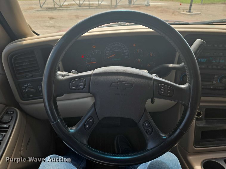 image for item EN8149 2005 Chevrolet Suburban 1500 SUV