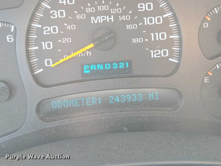 image for item EN8149 2005 Chevrolet Suburban 1500 SUV