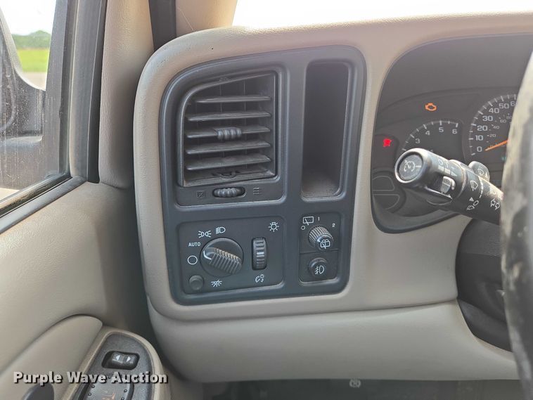 image for item EN8149 2005 Chevrolet Suburban 1500 SUV