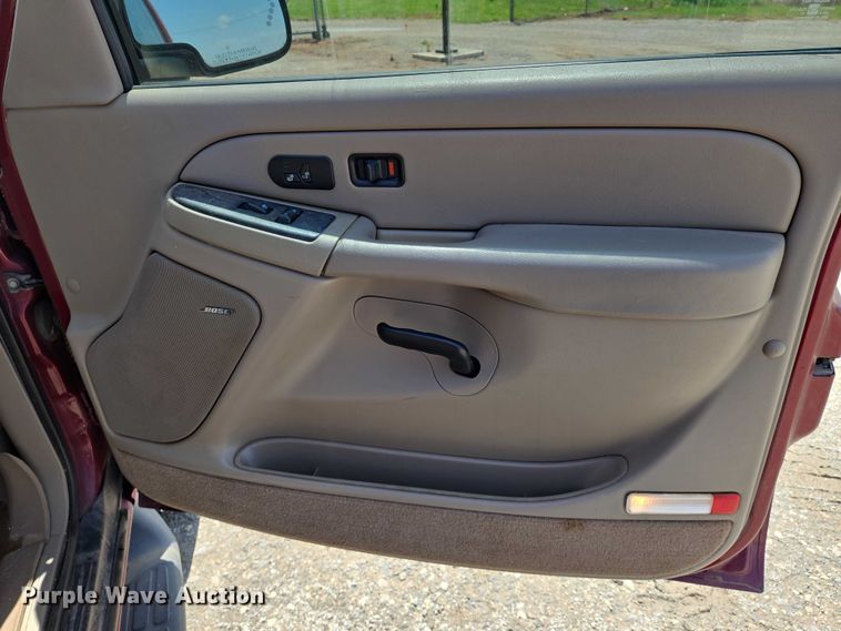 image for item EN8149 2005 Chevrolet Suburban 1500 SUV