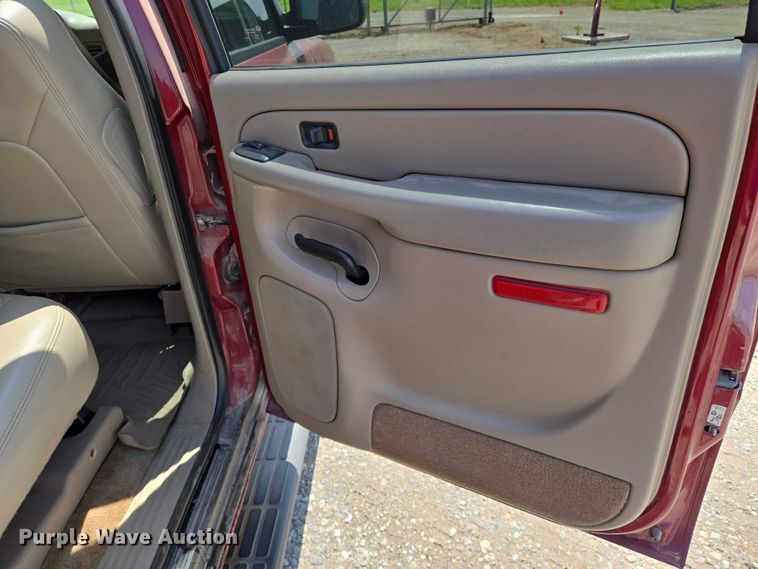 image for item EN8149 2005 Chevrolet Suburban 1500 SUV