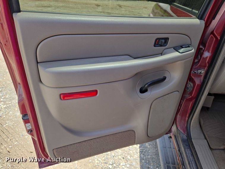 image for item EN8149 2005 Chevrolet Suburban 1500 SUV