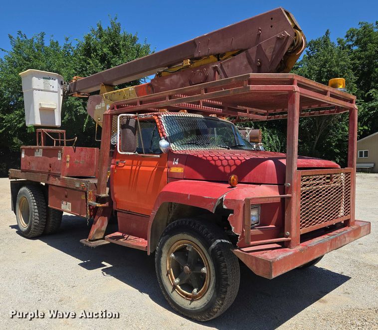 image for item EN8165 1982 Ford F700 bucket truck