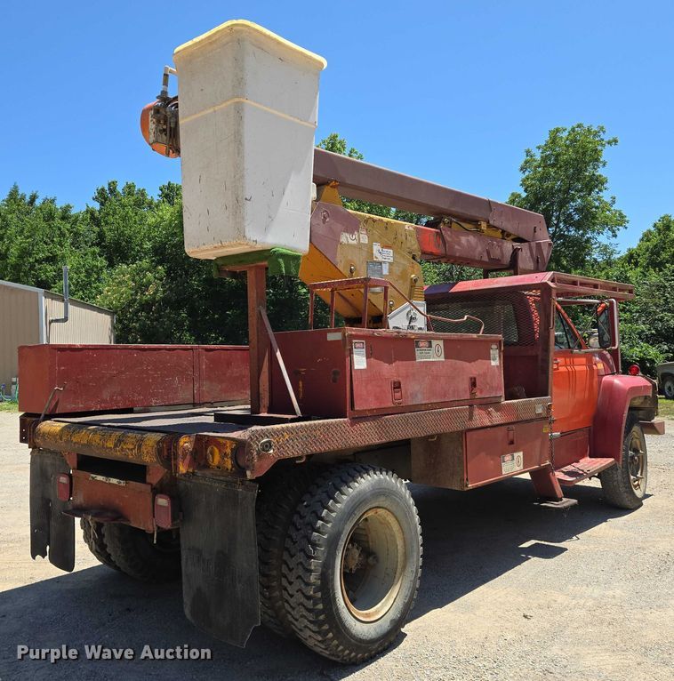 image for item EN8165 1982 Ford F700 bucket truck