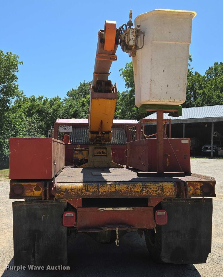 image for item EN8165 1982 Ford F700 bucket truck