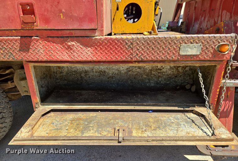 image for item EN8165 1982 Ford F700 bucket truck