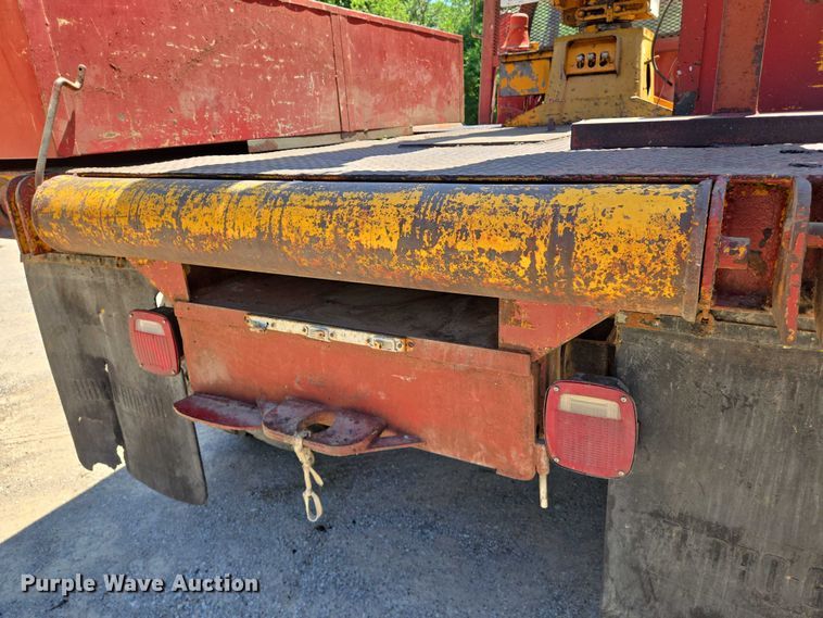 image for item EN8165 1982 Ford F700 bucket truck