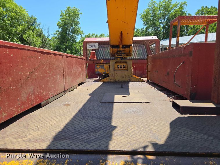 image for item EN8165 1982 Ford F700 bucket truck