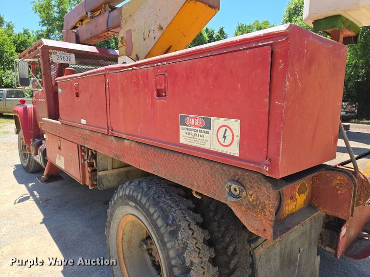 image for item EN8165 1982 Ford F700 bucket truck