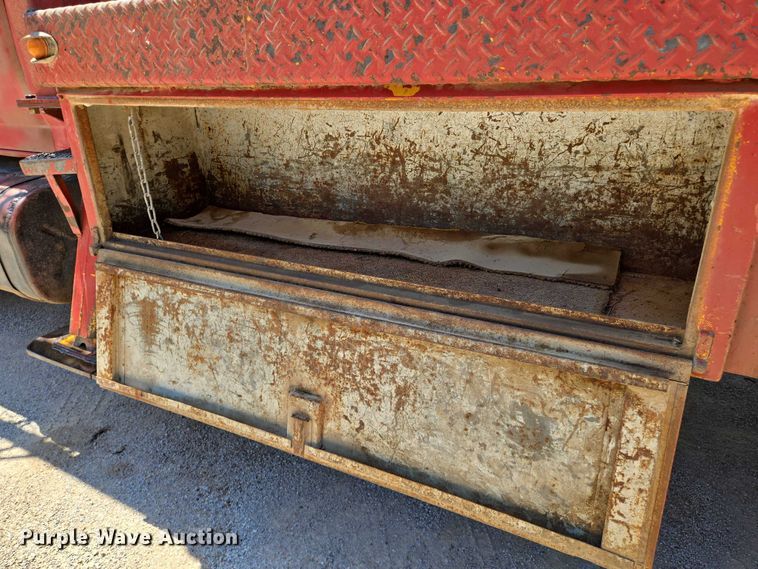 image for item EN8165 1982 Ford F700 bucket truck