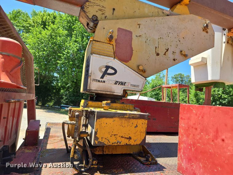 image for item EN8165 1982 Ford F700 bucket truck