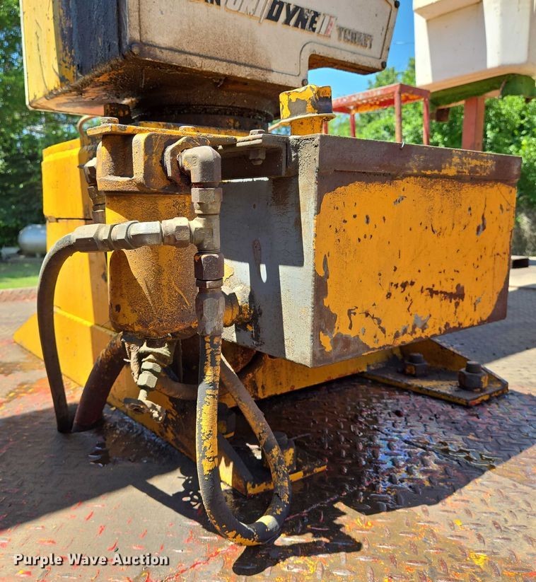 image for item EN8165 1982 Ford F700 bucket truck