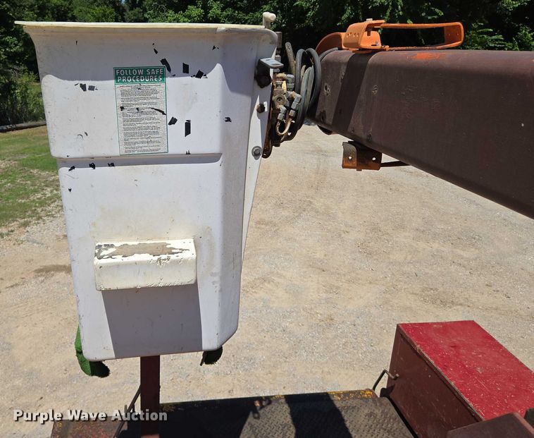 image for item EN8165 1982 Ford F700 bucket truck