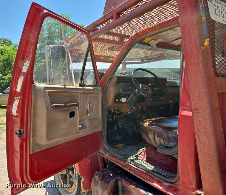 image for item EN8165 1982 Ford F700 bucket truck