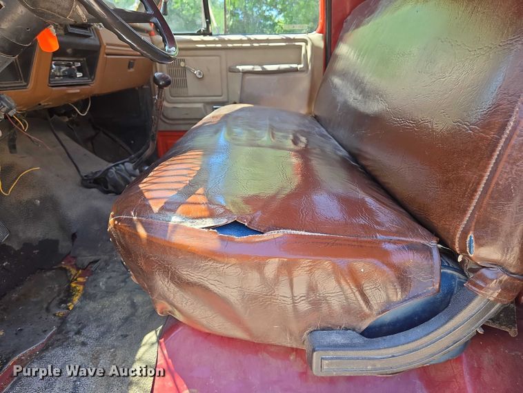 image for item EN8165 1982 Ford F700 bucket truck