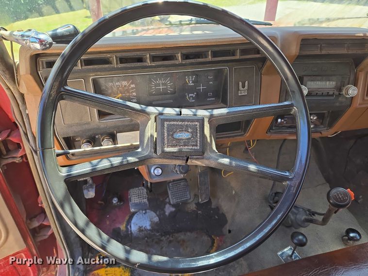 image for item EN8165 1982 Ford F700 bucket truck