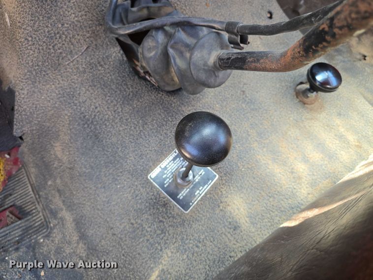 image for item EN8165 1982 Ford F700 bucket truck