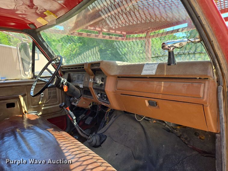 image for item EN8165 1982 Ford F700 bucket truck