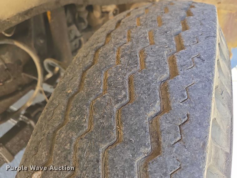 image for item EN8165 1982 Ford F700 bucket truck