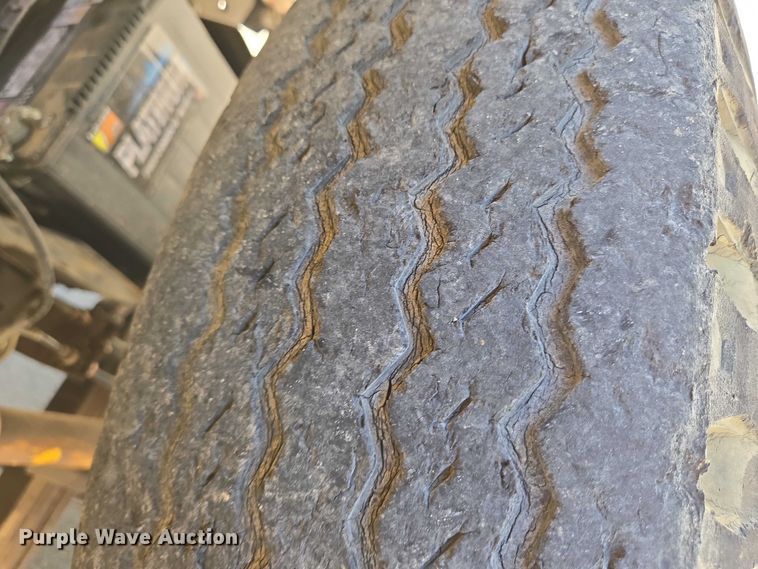 image for item EN8165 1982 Ford F700 bucket truck