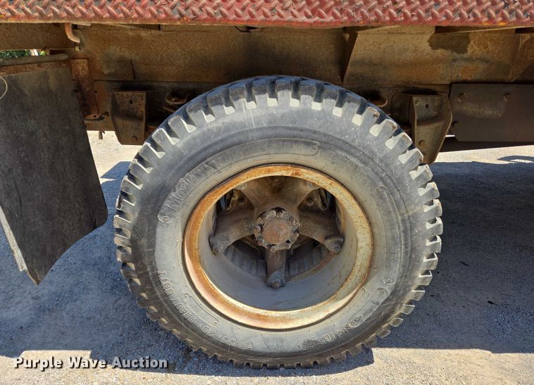 image for item EN8165 1982 Ford F700 bucket truck
