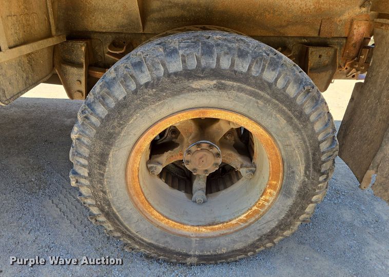 image for item EN8165 1982 Ford F700 bucket truck