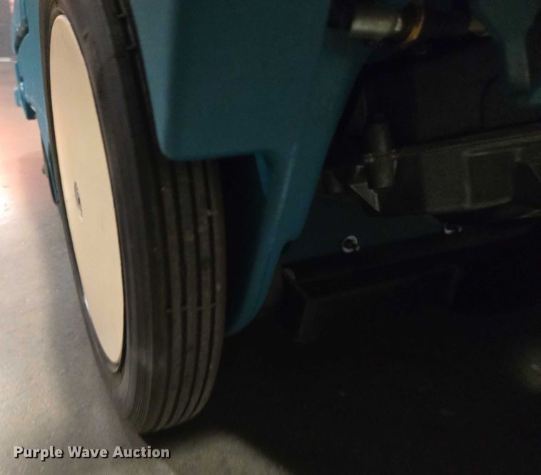 image for item EN8167 Tennant 3640 floor scrubber